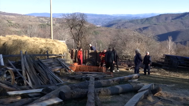 Ко-пали-ватру-у-селу-Гложју-код-Босилеграда,-где-је,-за-три-године,-изгорело-15-кућа,-штала-и-помоћне-зграде?