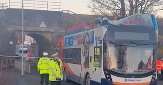 autobus-na-sprat-udario-u-most-u-skotskoj:-cetiri-osobe-povredene-(video)