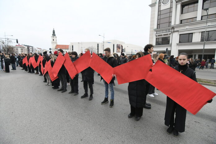 blog-uzivo-srbija-staje-na-15-minuta-za-15-zrtava-tragedije-u-novom-sadu:-na-ulicama-studenti,-prosvetari,-poljoprivrednici,-glumci