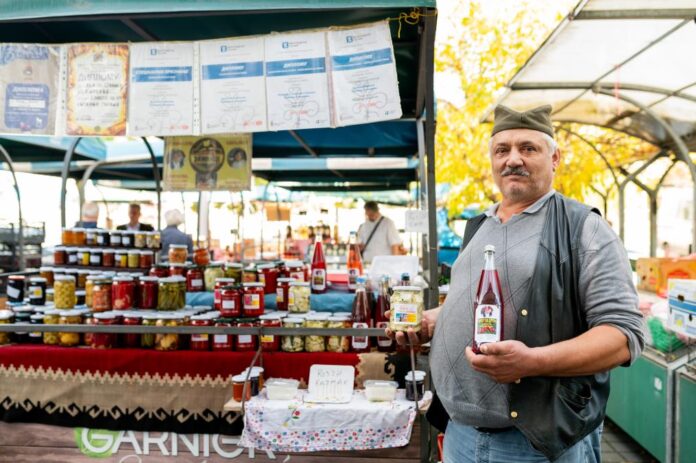 kobasicijada,-bum-market,-karavan-zimnice…-bogat-sadrzaj-za-posetioce-zemunske-pijace-i-beogradskog-buvljaka