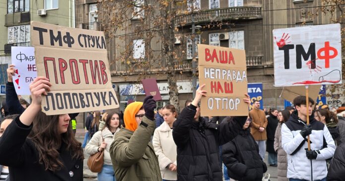 studenti-u-beogradu-blokirali-saobracaj-na-15-minuta-(foto)