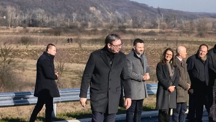 kao-pista,-bolje-nego-u-svajcarskoj:-vucic-na-otvaranju-30-km-najsavremenijeg-auto-puta-(video)