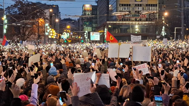 Протест-на-тргу-Славија,-петнаест-минута-тишине-за-жртве-трагедије-у-Новом-Саду