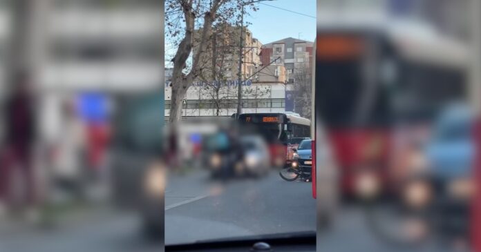 (video)-haos-kod-postanske-stedionice-vozac-automobila-i-dostavljac-se-potukli-nasred-ulice:-sevale-pesnice,-saobracaj-blokiran