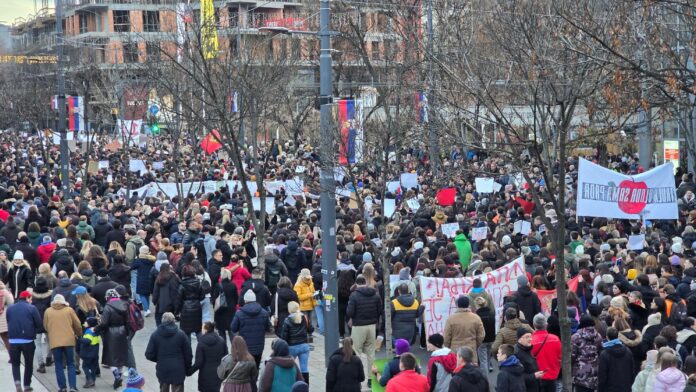 uzivo-protest-na-slaviji,-blokirane-sve-centralne-ulice:-okupilo-se-vise-desetina-hiljada-ljudi,-nema-internet-signala-(foto,-video)