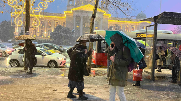 Снег-пада-у-Београду-и-Новом-Саду,-упозорење-на-јаке-снежне-падавине-у-западној-и-југозападној-Србији