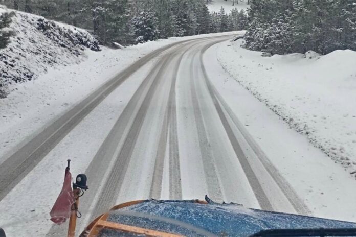 kolaps-na-planinama-zbog-snega:-preko-tare-zabranjen-saobracaj-za-slepere,-kriticno-i-na-putu-za-prijepolje-–-okovan-i-region-(foto)