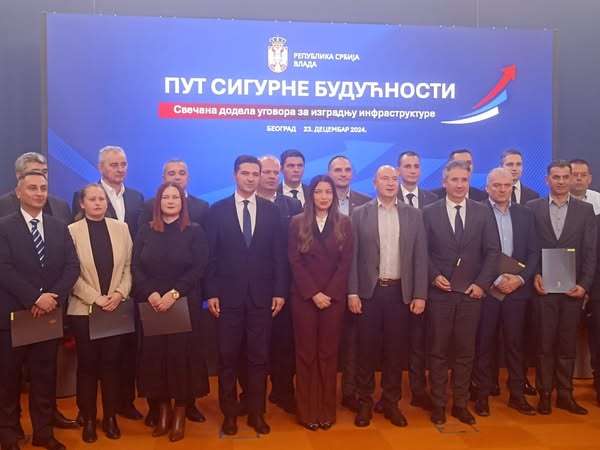 kapitalna-investicija-za-kvalitetnije-vodosnabdevanje-u-zupi:-u-palati-srbija-potpisan-ugovor-izmedu-ministarstva-privrede-srbije-i-opstine-aleksandrovac