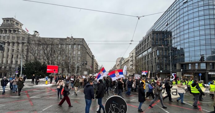 studenti-u-protestnoj-setnji-kroz-centar-grada,-za-saobracaj-blokirana-raskrsnica-kod-skupstine-srbije-(foto)