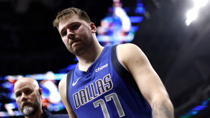 doncic-se-povredio-u-bozicnoj-nba-utakmici-i-jedva-izasao-s-parketa,-dalasu-izmaklo-cudo