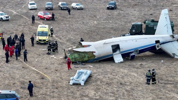 pojavila-se-sok-tvrdnja:-“rusi-su-oborili-avion-u-kazahstanu,-pogledajte-tragove-eksplozije-na-repu-letelice”