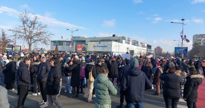 odlozena-sednica-skupstine-grada-novog-sada:-studenti-u-znak-protesta-blokiraju-raskrsnicu-u-centru-grada-(foto,-video)