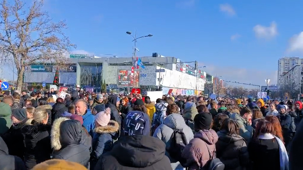 Новосадски-студенти-блокирали-раскрсницу-код-Променаде,-одложена-седница-Скупштине-Града