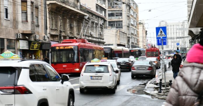 putnik-povredio-glavu-prilikom-kocenja-trole-incident-u-centru-beograda:-hitno-prevezen-u-urgentni-(foto)