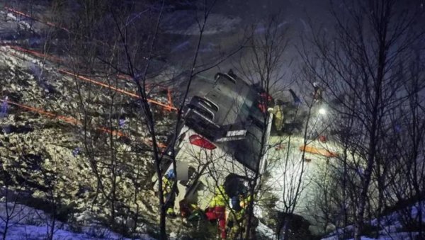 autobus-sleteo-sa-puta-u-norveskoj:-zavrsio-u-vodi,-ima-mrtvih-(foto)