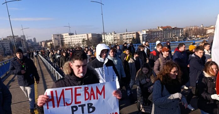 studenti-u-novom-sadu-ispred-radio-televizije-vojvodine,-u-beogradu-izveli-performans-kod-ministarstva-prosvete-(foto,-video)