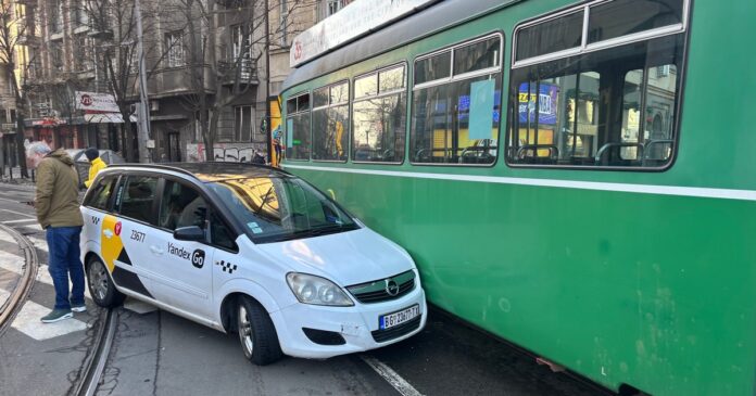 sudarili-se-tramvaj-i-taksi-kolaps-u-bulevaru-kralja-aleksandra-(foto,-video)