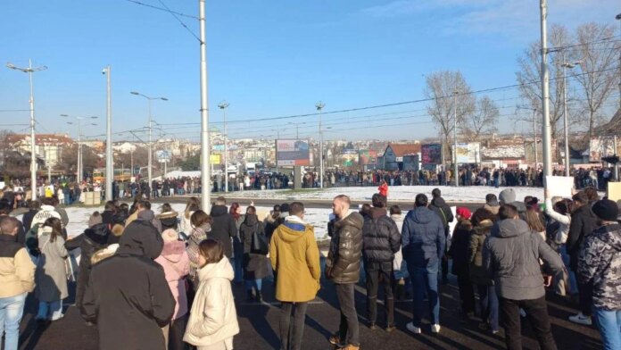 studenti-blokirali-autokomandu-(foto,-video)