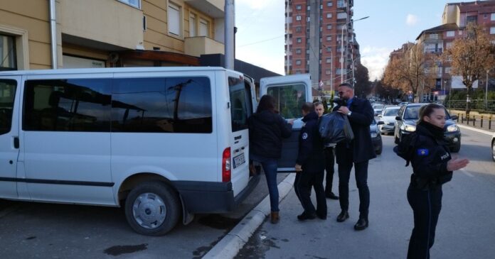 kosovska-policija-upala-u-jos-jedan-srpski-objekat-iznose-dokumentaciju-u-crnim-dzakovima,-privedena-direktorka-(foto,-video)