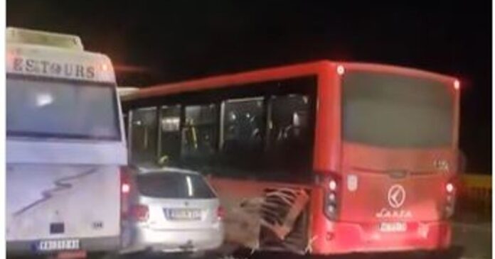 nesreca-u-valjevu-sudar-najmanje-dva-vozila,-zadnji-deo-autobusa-ostecen-(video)