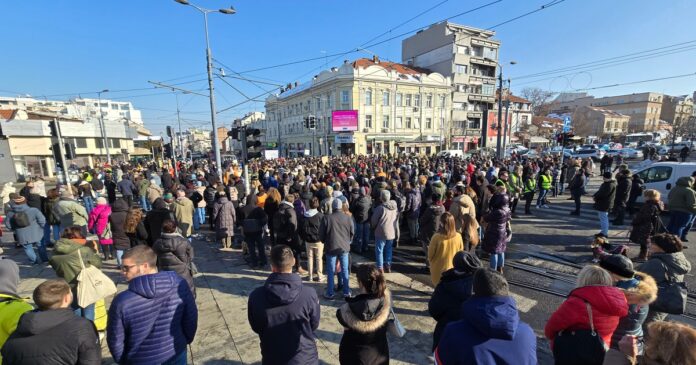 studenti-i-danas-blokirali-saobracajnice-na-15-minuta,-najavili-okupljanje-za-novu-godinu