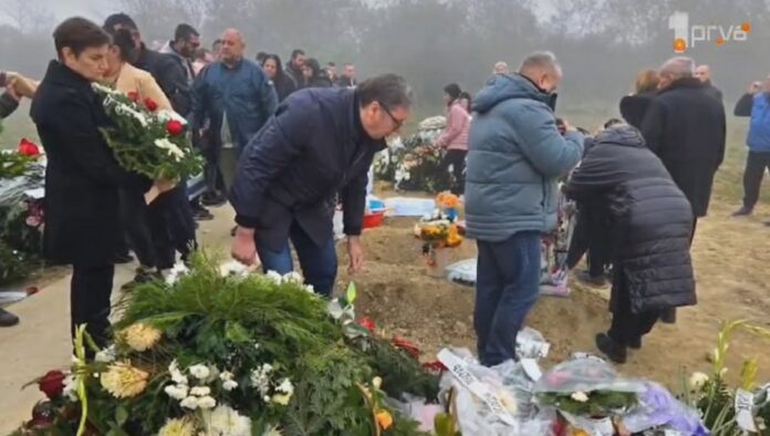 vucic-je-bio-tu-za-nas:-majka-nastradalih-devojcica-u-novosadskoj-tragediji-(video)