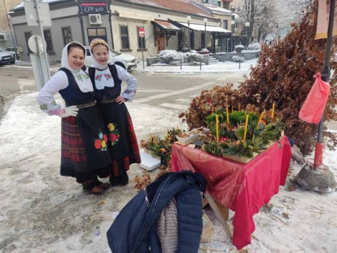 masa-i-lena-prodaju-badnjake-u-narodnoj-nosnji!-i-nije-im-hladno-jer-ce-sve-sto-zarade-otici-na-dobra-dela!-najlepse-slike-iz-uzica-(foto)