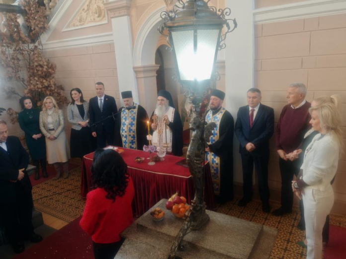 odrzan-obred-unosenja-badnjaka:-u-zgradi-gradske-uprave-krusevca-oganizovana-tradicionalna-manifestacija-(foto)