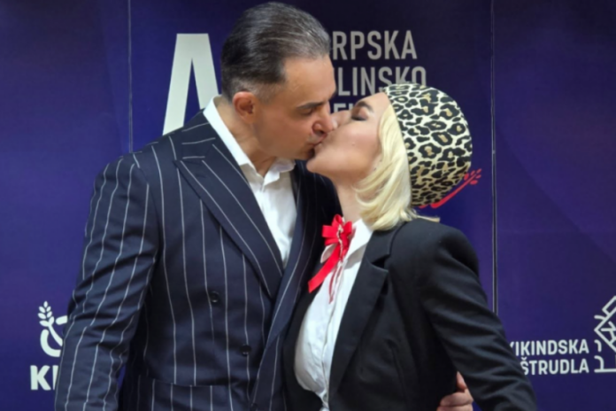 sajkaca-sa-leopard-printom-i-najveca-cesnica-koju-ste-videli!-jovana-jeremic-izvukla-dukat,-a-zeljko-mitrovic-dobio-poklon!-(video)