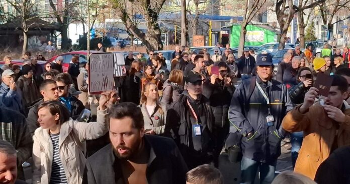 protest-u-novom-sadu:-studenti-zvizde-ispred-suda,-ima-i-policije-(video,-foto)