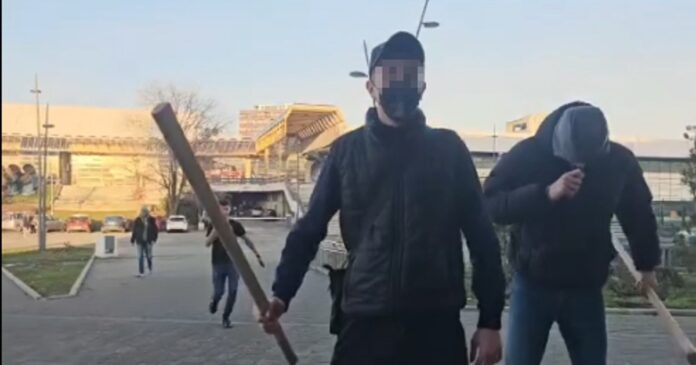 uznemirujuci-snimci-grupa-huligana-brutalno-tuce-mlade-fudbalere:-udarali-ih-palicama-i-sipkama-(video)