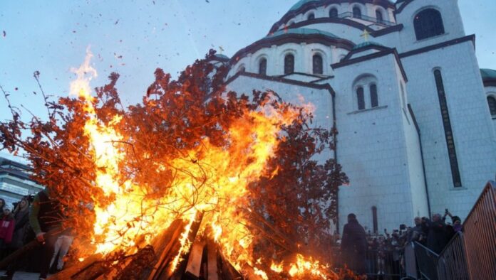 paljenjem-badnjaka-ispred-hrama-svetog-save:-beogradani-tradicionalno-obelezili-badnje-vece