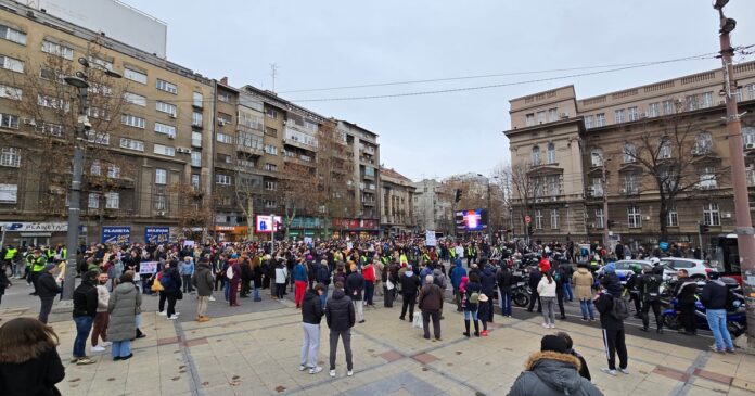 studenti-na-15-minuta-blokirali-raskrsnice-u-centru-beograda-i-u-zemunu:-u-naredna-tri-dana-tri-protesta