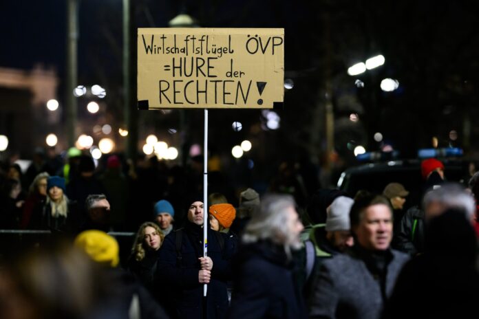 desetine-hiljada-ljudi-na-protestu-u-austriji-protiv-ekstremne-desnice-foto