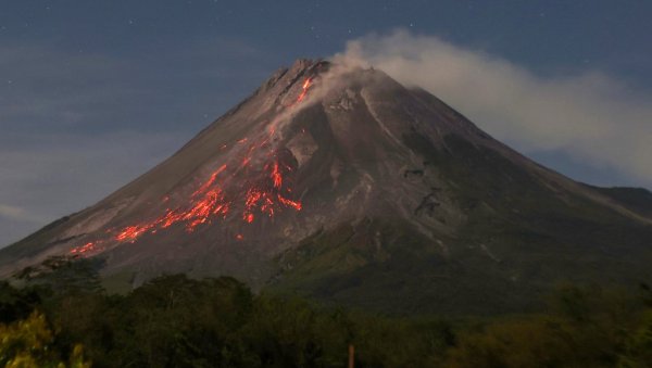 snazna-vulkanska-erupcija-u-indoneziji:-vulkan-eruptirao-pet-puta,-izbacujuci-lavu