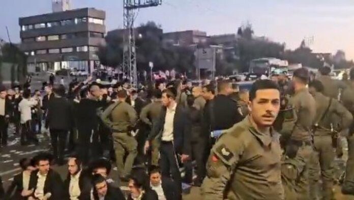 ultraortodoksni-demonstranti-blokirali-auto-put-zbog-poziva-u-idf:-haredi-muskarci-bili-su-oslobodeni-sluzenja-vojnog-roka-u-izraelu-(video)