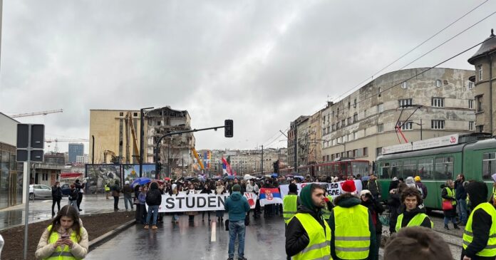 studenti-ispred-palate-pravde:-najavljena-blokada-mostarske-petlje,-obustavljen-saobracaj-u-savskoj-ulici-(foto)