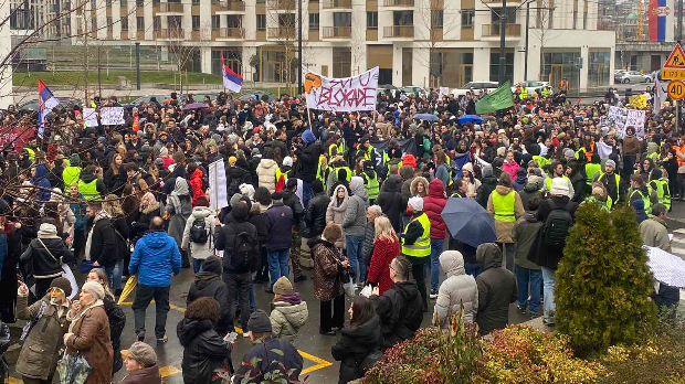 Петнаест-минута-тишине-у-више-градова-за-настрадале-у-Новом-Саду,-колона-студената-кренула-ка-Газели