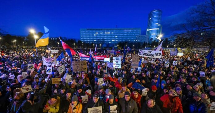 “stidimo-se-fica!-ovo-je-evropa!”-protesti-tresu-slovacku,-demonstranti-besni-sto-se-njihova-vlada-priblizava-moskvi