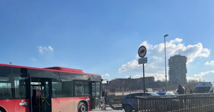 sudarili-se-gradski-autobus-i-bmw-udes-na-pancevcu,-od-jacine-udarca-na-vozilu-otpao-branik:-stvara-se-guzva-u-smeru-ka-gradu-(foto)