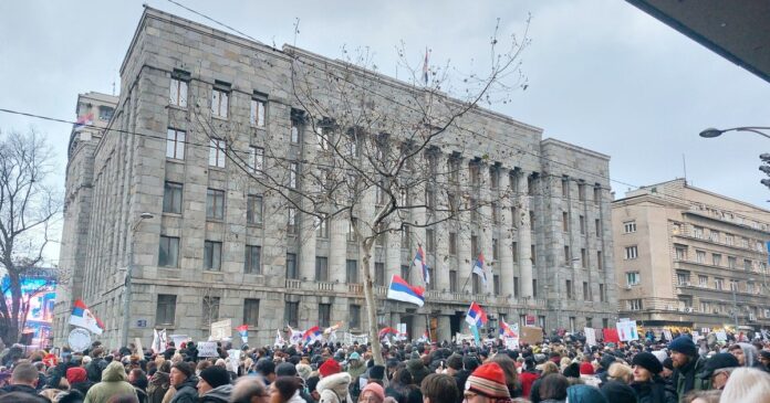 poceo-protest-studenata-ispred-ustavnog-suda:-raskrsnica-takovske-i-bulevara-kralja-aleksandra-zatvorena-za-saobracaj-(foto,-video)