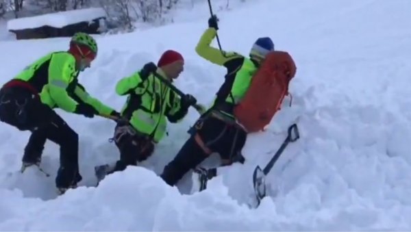 planinari-izazvali-stravicnu-lavinu-u-italiji:-zatrpana-grupa-pronadena-mimo-staze-za-skijanje?-poznat-broj-stradalih-(video)