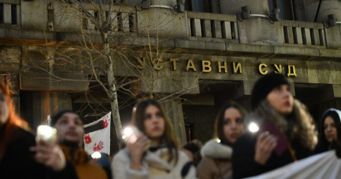 zavrsen-protest-ispred-ustavnog-suda:-saopsteno-da-se-odustaje-od-doceka-srpske-nove-godine-zbog-“ukljucivanja-politickih-aktera”-(foto,-video)