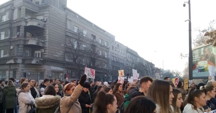 studenti-i-danas-blokirali-centar-zemuna-na-15-minuta,-doslo-do-manjeg-incidenta