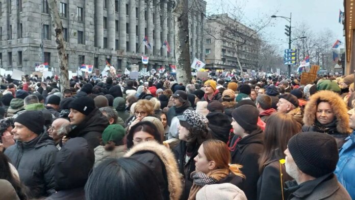 arhiv-javnih-skupova-procenio:-koliko-je-bilo-ucesnika-protesta-ispred-ustavnog-suda?