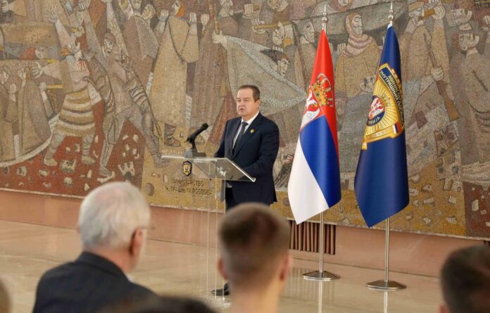 ministar-dacic-sa-decom-stradalih-pripadnika-mup:-urucio-im-poklone-i-cestitao-novogodisnje-i-bozicne-praznike-(foto)