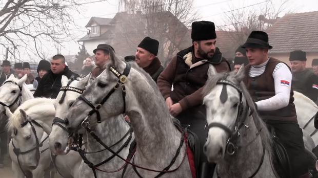 Кад-коњаници-растерају-зло-–-како-изгледа-вијање-Малог-Божића-у-Руми