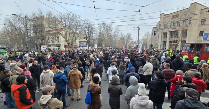 studenti-i-danas-blokirali-saobracaj-kod-pravnog-fakulteta-u-beogradu,-u-novom-sadu-protest-zbog-ispitnog-roka-(foto)