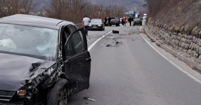 nesreca-na-ovcarsko-kablarskoj-klisuri-sudarila-se-dva-automobila,-delovi-rasuti-po-putu-(video)