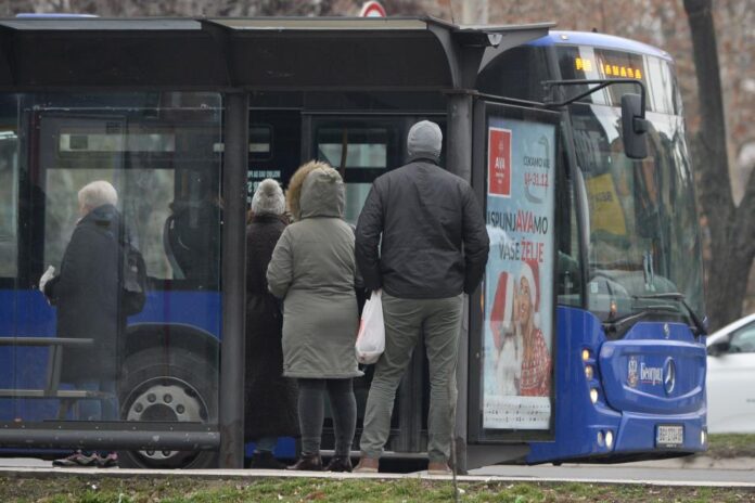 “jel-neces-da-prodes?-bas-me-briga,-ne-moras!”-ponasanje-jedne-babe-u-autobusu-sokiralo-putnike:-oterala-nas-je!-ovakvim-babama-ne-treba-ustajati!-(foto)